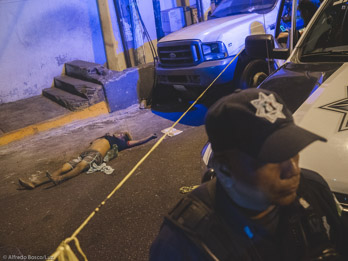  <p class='fr'>
Scène de crime à Acapulco. Le corps a été abandonné près du marché, non loin de la zone touristique de la ville. Malgré des rues bondées, il n’y a pas de témoins.
Mexique, Guerrero, Acapulco, 09/01/20

	</p> <p class='en'>
Crime scene in Acapulco. The body was left close to the market, not far from the city’s touristic area. Despite the crowded streets, there were no witnesses. Mexico; Guerrero; Acapulco; 09/01/20
	</p>