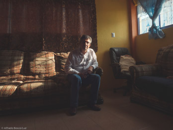  <p class='fr'>
Portrait de José Navarro, qui dirige Siempre Vivos, une association qui défend les victimes dans la région.
Il est la cible d’un cartel depuis 2014, date à laquelle il a signalé à la police que des membres de ce cartel avaient kidnappé et tué deux de ses frères.
Mexique, Guerrero, Chilapa De Alvarez, 10/06/19
	</p> <p class='en'>
Portrait of Jose Navarro.
He leads a Guerrero-based victims advocacy group called Siempre Vivos.
He has been targeted by a cartel since 2014, when he reported to police that members of the group had kidnapped and killed two of his brothers. Mexico; Guerrero; Chilapa De Alvarez; 10/06/19
	</p>