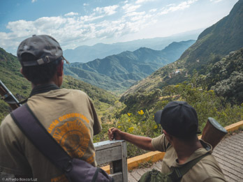 <p class='fr'>
Membres du groupe d’auto-défense. Face à eux, le village attaqué par un cartel.
Mexique, Guerrero, Rincón de Chautla, 12/01/20


	</p> <p class='en'>
Members of the community police. In front of them, the village attacked by a cartel. Mexico; Guerrero; Rincon De Chautla; 12/01/20	</p>
