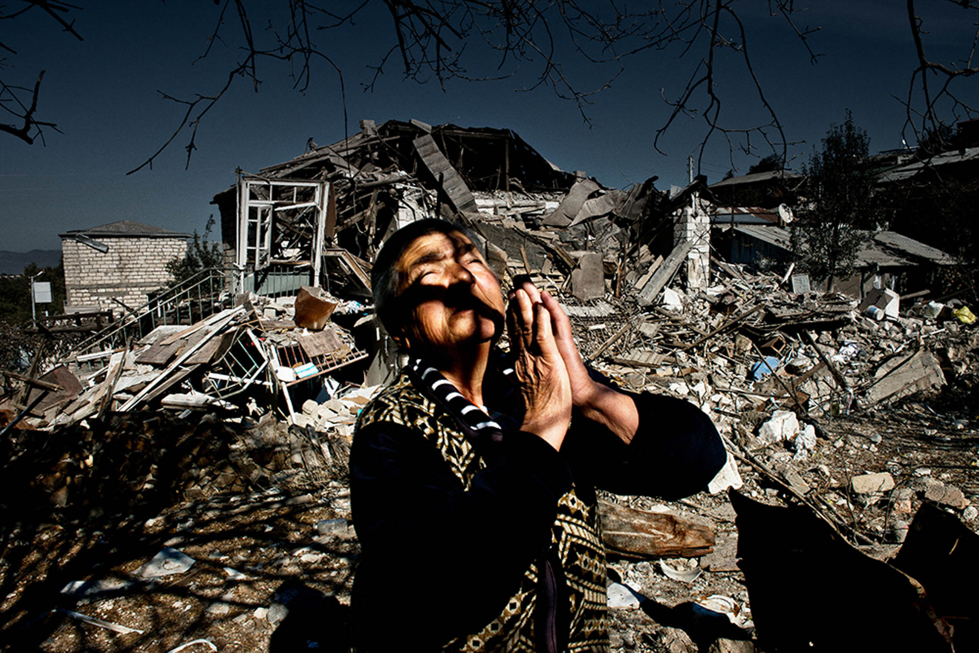 <p class='fr'>
Une grand-mère victime des bombardements des forces azerbaïdjanaises sur Stepanakert. Ensevelie sous les décombres de sa maison, elle a été sauvée par un voisin et attend désormais l’aide promise par les autorités arméniennes.
	</p> <p class='en'>
A victim of the bombing of Stepanakert by Azeri forces. A neighbor found the woman buried in the rubble of her home. She is now waiting to receive the assistance promised by the Armenian authorities.
	</p>
