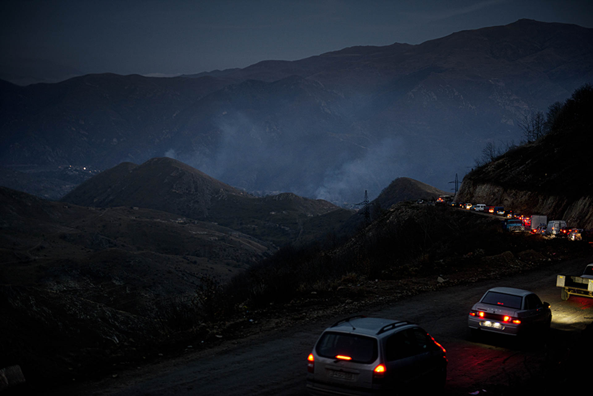  <p class='fr'>
Exode des Arméniens de la région de Karvatchar, cédée à l’Azerbaïdjan lors du cessez-le-feu signé le 9 novembre et stipulant qu’ils doivent quitter leur territoire avant le 14 novembre (le délai a finalement été prolongé jusqu’au 25 novembre).
	</p> <p class='en'>
Under the terms of the peace deal signed on November 9, Azerbaijan was granted control of the district of Kalbajar, and Armenians had to leave by November 14 (later extended to November 25).	</p>