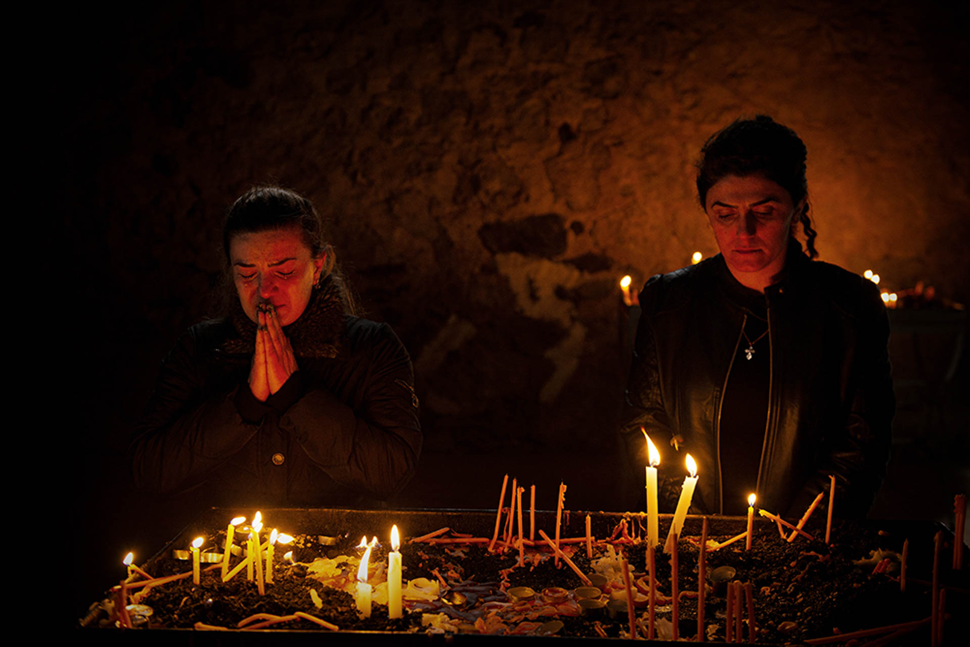  <p class='fr'>
Derniers jours où les Arméniens sont autorisés à se recueillir dans le monastère de Dadivank, avant la cession de la région de Karvatchar à l’Azerbaïdjan.	</p> <p class='en'>
In the final days when Armenians were allowed to pray in the monastery of Dadivank before Kalbajar district came under the control of Azerbaijan. </p>