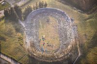 
<p class='fr'>
Vue aérienne montrant des tentes de migrants dans un ancien hippodrome près de Grande-Synthe. Nord de la France, 25 mars 2022.
</p>
<p class='en'>
Migrants pitched their tents on what was once a horse racing track. Grande-Synthe, March 25, 2022.</p>
