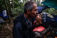 
<p class='fr'>
Falah embrasse sa fille Arwa après lui avoir expliqué comment ils pourront être introduits clandestinement en Grande-Bretagne. 10 septembre 2020.</p>
<p class='en'>
Falah kisses his daughter Arwa after explaining what is involved in making the illegal crossing to Britain. Near Dunkirk, September 10, 2020.</p>