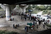 
<p class='fr'>
Des migrants reçoivent de l’aide d’associations dans un camp de fortune près de Dunkerque. 25 août 2020.</p>
<p class='en'>
NGOs providing assistance to migrants in their makeshift camp near Dunkirk. August 25, 2020.</p>