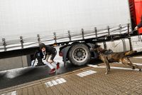 
<p class='fr'>
Un chien renifleur aboie après avoir détecté des migrants cachés sous un camion en direction de l’Irlande. Port de Cherbourg, 2 février 2022.</p>
<p class='en'>
A sniffer dog detecting migrants stowing away under a truck heading for Ireland. Cherbourg, February 2, 2022.</p>