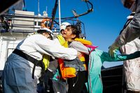 
<p class='fr'>
Une jeune fille en pleurs qui vient d’être secourue par les membres d’équipage de l’Abeille Languedoc. 9 mai 2022.</p>
<p class='en'>
A young girl has just been rescued by the crew of the tugboat Abeille Languedoc. Off the coast of Boulogne-sur-Mer, May 9, 2022.</p>
