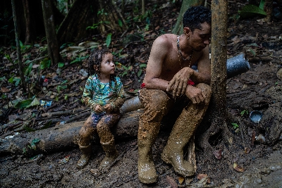 

<p class='fr'>

Originaire du Venezuela, Luis Miguel Arias (28 ans) fait une pause avec sa fille Melissa (4 ans) durant l’ascension d’une colline dans la région du Darién, entre la Colombie et le Panama. Il voyage avec sa femme, leurs deux enfants et un ami.

 </p>
<p class='en'>

Venezuelan migrant Luis Miguel Arias (28) with his daughter Melissa (4) taking a break while climbing a hill at the Darién Gap, between Colombia and Panama. He crossed the Gap with his wife, their two children, and a friend.
</p>

