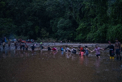 
<p class='fr'>

Plusieurs migrants se sont noyés dans les rivières. Ici, après plusieurs jours de marche en pleine jungle entre l’Amérique du Sud et l’Amérique centrale, des migrants forment une chaîne humaine pour résister au courant du Río Tacartí.

</p>

<p class='en'>

A number of migrants have drowned in the rivers. Here, after several days walking in the jungle between South and Central America, they have reached the Darién Gap and formed a human chain across the fast-flowing waters of the Tacartí River.
</p>
