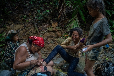 
<p class='fr'>

Jheymmi Jhennifer Bastidas Tapia soigne le pied de Hamleisy Ortega dont les ampoules se sont infectées après des jours de marche dans la boue et l’eau.

</p>
<p class='en'>

Jheymmi Jhennifer Bastidas Tapia tending the feet of Hamleisy Ortega who has infected blisters after days walking through mud and water.

</p>
