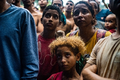 
<p class='fr'>
Sebastian Colmenares (8 ans) pleure en écoutant un chef de la communauté d’El Abuelo que les migrants traversent en sortant de la région du Darién. Derrière lui, son frère Juan (10 ans) et leur mère Enlgymar Galinde sont aussi très émus de quitter enfin la jungle.


</p>
<p class='en'>

Sebastian Colmenares (8) in tears while listening to a speech by an indigenous leader of the El Abuelo community, where migrants pass after crossing the Darién Gap. Behind him, his brother Juan (10) and their mother Enlgymar Galinde are also in an emotional state after finally leaving the jungle.
</p>
