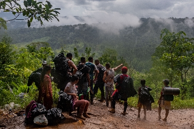 
<p class='fr'>

Des migrants traversent la région du Darién entre la Colombie et le Panama, en route vers les États-Unis.

</p>

<p class='en'>

Migrants crossing the Darién Gap, between Colombia and Panama on their way to the United States.
</p>
